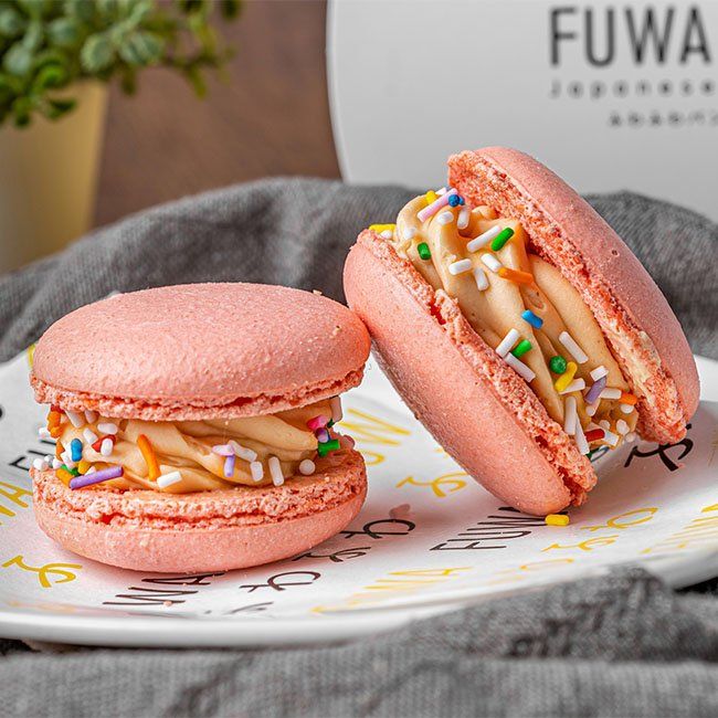 strawberry macaroons